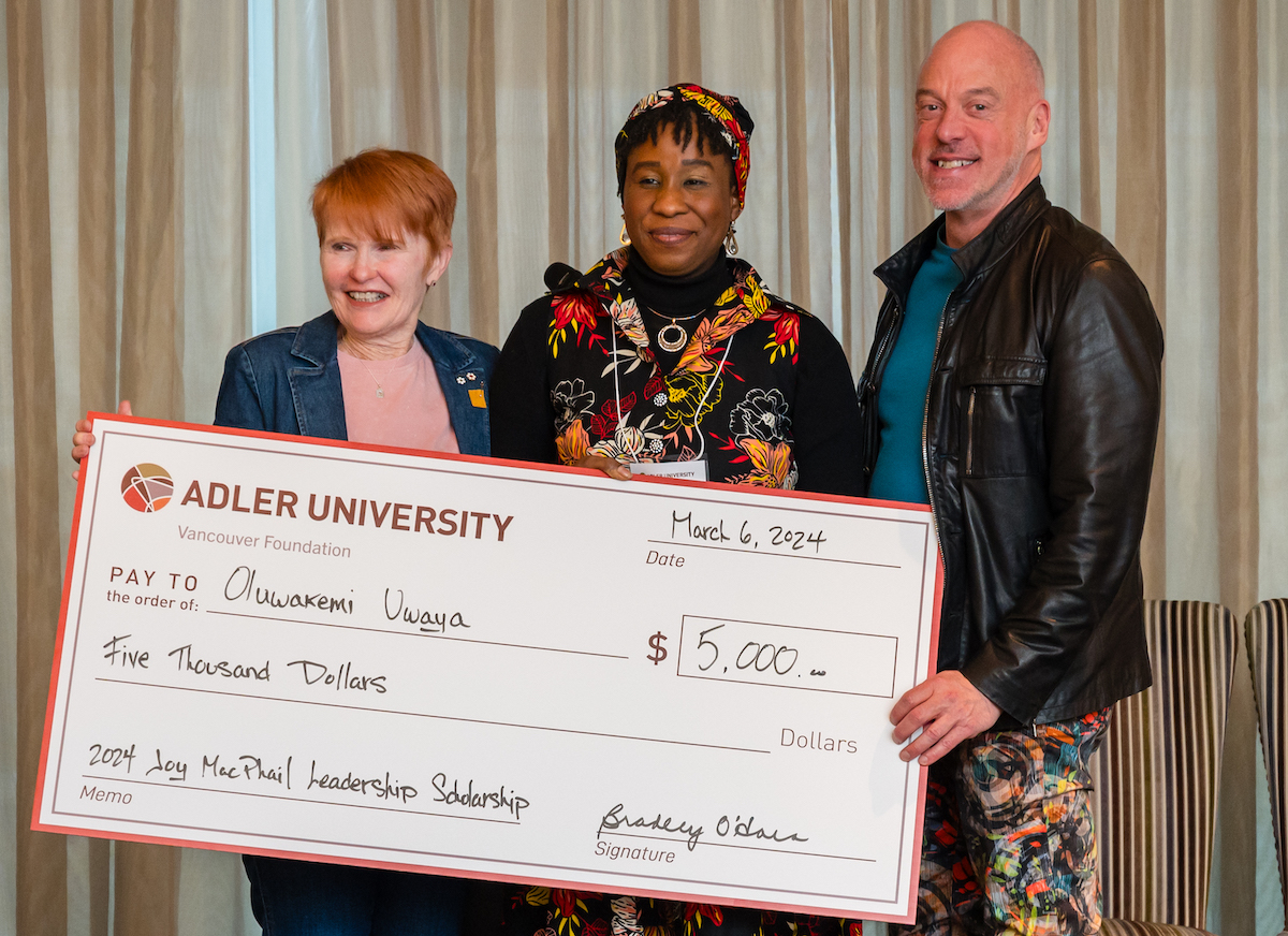 Photo of Kemmy Uwaya accepting the scholarship