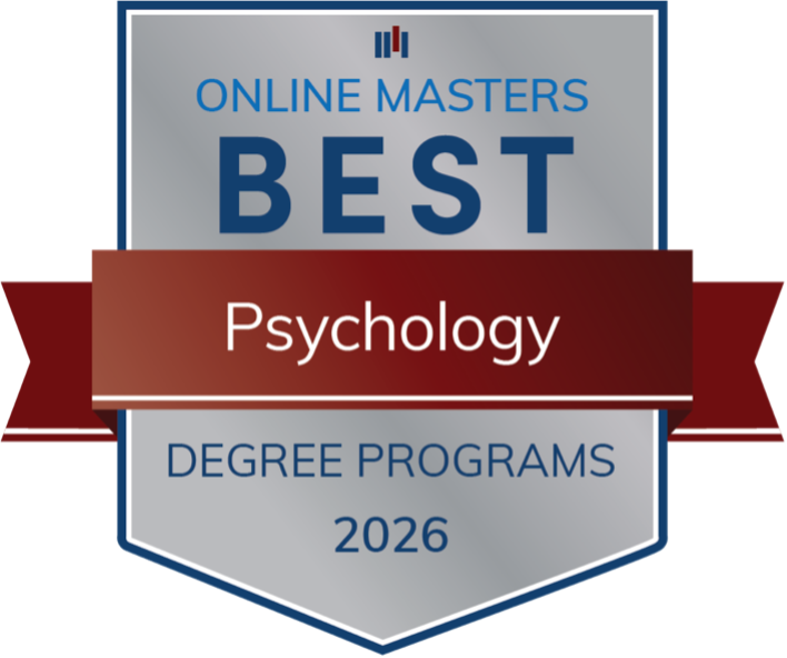 Una insignia plateada con una cinta roja lleva la inscripción «Los mejores programas de máster en psicología en línea de 2026», en reconocimiento a los mejores programas de psicología, como el máster en psicología en línea de la Universidad Adler.