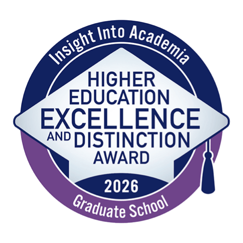Insignia circular con la inscripción «Premio a la Excelencia y la Distinción en la Educación Superior 2026 de la Escuela de Posgrado de Insight Into Academia», con el dibujo de un birrete de graduación, que reconoce a la Universidad Adler por su compromiso con la excelencia en la educación superior.